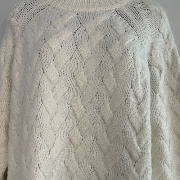 Vince Camuto fisherman cable knit sweater. - Picture 4 of 5